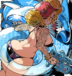 1girl arm_tattoo ass back baseball_cap bikini black_bikini blonde_hair blue_sky bracelet breasts butt_crack curvy double_bun feet_out_of_frame from_behind green_eyes grin hair_bun hat holding holding_water_gun inflatable_shark inflatable_toy innertube jewelry kafun large_breasts long_hair looking_at_viewer looking_back one_eye_covered original red_hat ring sideboob skindentation skull skull_ornament sky smile solo spiked_bracelet spikes standing swim_ring swimsuit tattoo teeth water water_gun