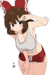 1girl alternate_costume blush bow breasts brown_eyes brown_hair cleavage closed_mouth commentary_request cookie_(touhou) cowboy_shot dolphin_shorts expressionless frilled_bow frilled_hair_tubes frills grey_tank_top hair_bow hair_tubes hakurei_reimu highres kanna_(cookie) large_breasts leaning_forward long_hair looking_at_viewer midriff red_bow red_shorts remote_controller_4 shorts simple_background solo tank_top touhou translation_request white_background