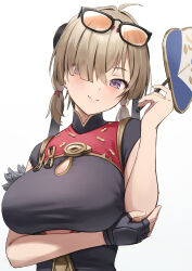 1girl absurdres arm_under_breasts black_dress breasts brown_hair china_dress chinese_clothes commentary cutout_above_navel cyclone_tarou dress eyewear_on_head fingerless_gloves gloves grey_background hair_ornament hair_over_one_eye hand_fan highres holding holding_fan large_breasts looking_at_viewer orange-tinted_eyewear purple_eyes simple_background single_fingerless_glove sleeveless sleeveless_dress smile solo sweety_(zenless_zone_zero) tinted_eyewear tuanshan upper_body zenless_zone_zero