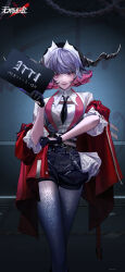1girl absurdres against_wall black_gloves black_necktie black_shorts blue_pantyhose blunt_bangs chain character_name collared_shirt colored_tips copyright_name crossed_legs dragon_horns etti_(path_to_nowhere) fake_horns feet_out_of_frame gloves gradient_legwear grey_vest hand_up highres holding holding_sign horns indoors jacket logo looking_at_viewer mismatched_pupils mugshot multicolored_hair necktie off_shoulder official_art official_wallpaper open_clothes open_jacket pantyhose path_to_nowhere pink_eyes pink_lips prison_clothes purple_hair red_jacket shirt short_hair short_shorts short_sleeves shorts sign smile solo vest white_shirt