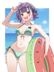 1girl adjusting_eyewear ahoge alternate_costume armpits beach bikini border breasts cleavage collarbone colored_inner_hair commentary_request earrings eyewear_on_head gluteal_fold green_bikini halterneck hand_up highres holding holding_swim_ring innertube jewelry looking_at_viewer medium_breasts multicolored_hair nanase_suzuna navel nijisanji ocean open_mouth orange_eyes outside_border purple-tinted_eyewear purple_hair round_eyewear shinokichi_v side-tie_bikini_bottom sky smile solo stomach string_bikini stud_earrings swim_ring swimsuit teeth thighs tinted_eyewear upper_teeth_only virtual_youtuber white_border yellow-framed_eyewear