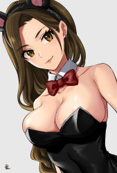 1girl animal_ears black_hairband black_leotard bow bowtie breasts brown_eyes brown_hair cleavage closed_mouth collarbone commentary_request detached_collar earrings eyelashes fake_animal_ears grey_background hair_behind_ear hairband highres jewelry large_breasts leotard long_hair min_(myna8247) original playboy_bunny rabbit_ears red_bow red_bowtie signature simple_background smile solo upper_body