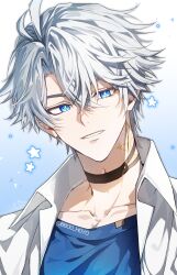 1boy absurdres alternate_costume antenna_hair bboo_hoyo black_choker blue_background blue_eyes blue_shirt choker collared_shirt gradient_background hashtag-only_commentary highres honkai:_star_rail honkai_(series) looking_at_viewer male_focus neck_tattoo open_clothes open_shirt phainon_(honkai:_star_rail) shirt short_hair solo sun_symbol sun_tattoo tan tattoo twitter_username upper_body white_background white_hair white_shirt