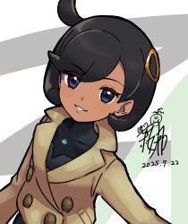 1girl ahoge black_bodysuit black_hair bodysuit brown_jacket commentary_request dark-skinned_female dark_skin dated emma_(pokemon) grey_background grin hair_ornament highres jacket looking_at_viewer nintendo pokemon pokemon_legends:_z-a purple_eyes short_hair signature smile solo swept_bangs yoshitatsu_ousuke
