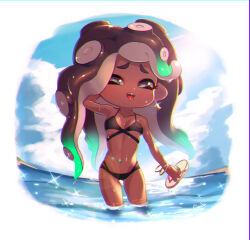 1girl arm_up bangle bare_shoulders bikini black_hair blue_sky border bracelet breasts cephalopod_eyes chromatic_aberration cleavage cloud collarbone colored_extremities commentary_request coula_cat cowboy_shot dark-skinned_female dark_skin dot_nose earrings fangs gluteal_fold gold_earrings gradient_hair green_eyes green_hair grin half-closed_eyes hand_in_own_hair highres holding holding_sandals jewelry large_ears long_hair looking_at_viewer marina_(splatoon) medium_breasts mole mole_under_mouth multicolored_eyes multicolored_hair multiple_bracelets navel navel_piercing nintendo octoling outdoors parted_bangs piercing pointy_ears purple_eyes purple_pupils round_border sandals shiny_skin signature sky smile solo sparkle splatoon_(series) splatoon_2 suction_cups swimsuit tareme tentacle_hair thick_eyebrows thick_eyelashes thighs two-tone_eyes two-tone_hair underboob very_long_hair wading water wet white_border