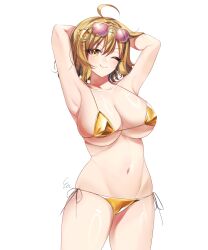 1girl ;) absurdres ahoge anis_(nikke) armpits arms_behind_head bikini blonde_hair breasts collarbone commentary_request eyewear_on_head goddess_of_victory:_nikke gold_bikini highres korean_commentary large_breasts looking_at_viewer navel one_eye_closed presenting_armpit short_hair side-tie_bikini_bottom simple_background smile solo stomach sunglasses swimsuit thighs white_background yellow_eyes yu_uyake15