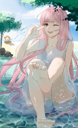 &gt;_&lt; 1girl ahoge animal bare_arms bare_shoulders barefoot blue_sky brown_eyes cat cloak clothed_animal cloud collarbone dress ear_covers eyelashes eyeshadow feet foot_focus happy highres hood hood_up hooded_cloak jiumo_(pixiv_32921912) knees_up leg_up light_rays long_hair long_sidelocks looking_at_viewer makeup momo_(nikki) nikki_(nikki) nikki_(series) no_panties one_eye_closed open_mouth partially_submerged pink_eyeshadow pink_hair rock shining_nikki sidelocks sitting sky sleeveless sleeveless_dress smile soles solo_focus splashing sunlight teeth toenails toes tree upper_teeth_only v-neck very_long_hair water_drop wavy_hair white_cat white_dress yellow_cloak