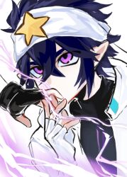 2boys aotu_world bandana black_gloves black_hair black_shirt chinese_commentary electricity fingerless_gloves gloves hair_between_eyes headband highres holding_hands hood hooded_jacket jacket king_(aotu_world) kiss kissing_hand looking_at_viewer male_focus multiple_boys pointy_ears purple_eyes ray_(aotu_world) shirt short_hair simple_background solo_focus star_(symbol) toonehappy turtleneck upper_body white_background white_gloves white_headband white_jacket yaoi