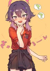1girl ? blue_archive clothes_around_waist commentary hair_between_eyes hair_ornament hairclip haruka_(blue_archive) highres maltese_cross medium_hair nametake pleated_skirt purple_eyes purple_hair school_uniform simple_background skirt spoken_question_mark v yellow_background
