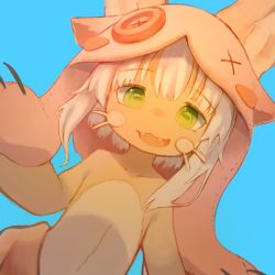1other :3 blue_background fang furry green_eyes hat highres looking_at_viewer made_in_abyss medium_hair nanachi_(made_in_abyss) open_mouth potapon simple_background solo topless_other whiskers white_hair