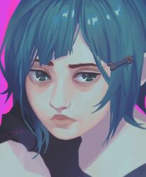 1girl 23i2ko arcane:_league_of_legends blue_eyes blue_hair blunt_bangs double-parted_bangs expressionless hair_ornament hairclip jinx_(league_of_legends) league_of_legends looking_at_viewer painterly pink_background portrait powder_(arcane) short_hair simple_background solo sparkling_eyes