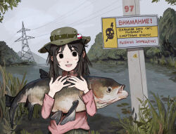 1girl absurdres animal azumanga_daiou black_eyes black_hair breasts brown_hair brown_sweater cloud cloudy_sky commentary_request day fffkorobka fish fish_request grey_hair highres holding holding_animal holding_fish kasuga_ayumu large_breasts medium_hair open_mouth outdoors russian_text sign sky smile solo sweater transmission_tower warning_sign