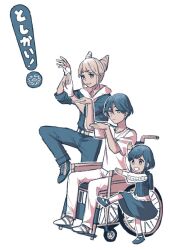 1boy 2girls aged_down backpack bag blonde_hair blue_hair cone_hair_bun double_bun fukurai_azami full_body hair_bun meguriya_ayumu multiple_girls parody short_hair standing standing_on_one_leg taruto_taku tomarigi_yasumi toshi_densetsu_kaitai_center triangle_necklace wheelchair yellow_eyes yotsubato!_pose