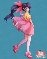 1girl axolotl_girl bow closed_mouth elli_yong footwear_bow from_side full_body hair_ornament highres indie_virtual_youtuber long_hair looking_at_viewer pink_hair pink_shoes ponytail puffy_sleeves purple_hair shirt shoes short_sleeves skull_hair_ornament solo spanish_commentary thighhighs virtual_youtuber white_thighhighs yellow_shirt yongelli13