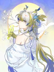 1girl absurdres ambience_synesthesia arknights bare_shoulders blonde_hair blue_eyes blue_hair chinese_commentary choker colored_extremities commentary_request dragon_girl dragon_horns dress earrings hair_between_eyes highres horns jewelry kai_sai_lu_dan_tui_ren long_hair looking_at_viewer looking_back multicolored_hair necklace off_shoulder official_alternate_costume parted_lips pearl_necklace pointy_ears profile shu_(arknights) shu_(bingwenyuyou)_(arknights) solo sun tassel turning_head upper_body white_dress white_hair yellow_choker