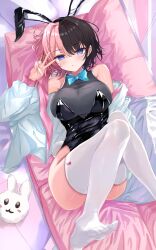 1girl absurdres ana_(vvvvor) animal_ear_hairband animal_ears black_hair black_leotard blue_bow blue_bowtie blue_eyes blush bow bowtie breasts ear_piercing earrings fake_animal_ears hairband highres jewelry large_breasts leotard long_sleeves multicolored_hair piercing pink_hair playboy_bunny rabbit_ear_hairband rabbit_ears rabbit_tail short_hair solo split-color_hair tachibana_hinano tail thighhighs toes v virtual_youtuber vspo! white_thighhighs