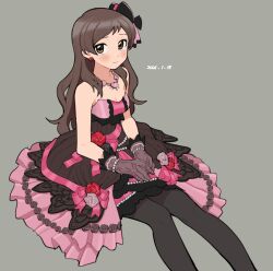 Rule 34 | 1girl, bare shoulders, black pantyhose, blush, breasts, brown dress, brown eyes, brown hair, cleavage, closed mouth, dated, dress, dress flower, earrings, flower, gloves, grey background, hair ribbon, heart, heart necklace, highres, idolmaster, idolmaster million live!, idolmaster million live! theater days, jewelry, kitazawa shiho, long hair, looking at viewer, necklace, pantyhose, pink dress, red flower, red rose, ribbon, rose, simple background, sitting, smile, solo, strapless, strapless dress, tarako oniyon, two-tone dress