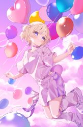 1girl absurdres balloon blonde_hair choker cloud commentary heart_balloon highres hololive hololive_dev_is jumping looking_at_viewer maki_oimo purple_eyes shirt short_hair shorts sky smile solo t-shirt todoroki_hajime todoroki_hajime_(1st_costume) two_side_up virtual_youtuber white_shirt