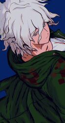 1boy blue_background coat danganronpa_(series) danganronpa_2:_goodbye_despair green_coat grey_eyes grey_hair highres komaeda_nagito looking_at_viewer looking_back male_focus open_clothes open_coat short_hair simple_background solo upper_body uri_ka55