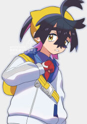 1boy ahoge black_hair blue_shirt collared_shirt colored_inner_hair commentary_request crossed_bangs gloves grey_background hair_between_eyes hairband jacket kieran_(pokemon) long_sleeves male_focus mole mole_on_neck multicolored_hair necktie nintendo orange_(orangelv20) pokemon pokemon_sv red_gloves red_necktie shirt signature solo teeth upper_body watermark white_jacket yellow_bag yellow_eyes yellow_hairband zipper_pull_tab