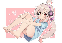 1girl absurdres ahoge alternate_hairstyle araimelon bare_legs barefoot blue_shirt bow brown_eyes commentary cum english_commentary feet full_body hair_between_eyes hair_bow headphones heart highres hugging_own_legs light_blush long_hair looking_at_viewer low_twintails no_pants onii-chan_wa_oshimai! open_mouth outline oyama_mahiro pink_bow red_background shirt short_sleeves simple_background solo t-shirt toes twintails very_long_hair white_outline