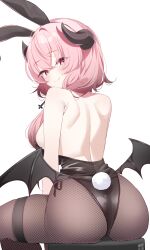 1girl animal_ear_hairband animal_ears ass back backless_leotard bare_shoulders bernina_(stella_sora) black_leotard black_wings breasts closed_mouth commentary crossed_bangs demon_girl demon_horns deyui double-parted_bangs fake_animal_ears fishnets hair_between_eyes hair_over_shoulder hairband highres horns large_breasts leotard long_hair looking_at_viewer looking_back low_wings median_furrow on_stool pink_eyes pink_hair playboy_bunny rabbit_ear_hairband rabbit_ears rabbit_tail shoulder_blades side-tie_leotard sidelocks simple_background sitting smile solo stella_sora strapless strapless_leotard tail thigh_strap white_background wings