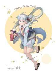 1girl absurdres alternate_costume artist_name bag black_nails blue_eyes blue_hair blue_kimono bracelet chinese_zodiac chopsticks coin commentary fins fish_tail floral_print food full_body gawr_gura hair_ornament happy_new_year highres holding holding_chopsticks holed_coin hololive japanese_clothes jewelry kimono long_hair long_sleeves mishiya_(misiya_dream) mochi mochi_trail multicolored_hair nail_polish new_year open_mouth red_bag red_eyes sandals shark_girl shark_hair_ornament shark_tail snake solo streaked_hair tail toenail_polish toenails virtual_youtuber white_hair white_snake wide_sleeves year_of_the_snake