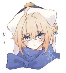 1girl :&lt; ahoge ame_00531 blonde_hair blue_eyes blue_scarf commentary hair_between_eyes hat honkai:_star_rail honkai_(series) looking_at_viewer lynx_landau scarf short_hair simple_background snowflake_print solo translation_request white_background