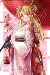 1girl 2025 alternate_costume alternate_hairstyle bag black_gloves blonde_hair closed_mouth commentary_request fate_testarossa floral_print floral_print_kimono from_side furisode gloves hair_bun hair_ornament handbag happy_new_year highres holding holding_umbrella japanese_clothes kimono long_hair long_sleeves looking_at_viewer lyrical_nanoha mahou_shoujo_lyrical_nanoha new_year obi oil-paper_umbrella paid_reward_available pink_kimono print_kimono red_eyes red_umbrella sash solo sougetsu_izuki umbrella
