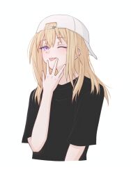 1girl absurdres bang_dream! bang_dream!_it&#039;s_mygo!!!!! baseball_cap black_shirt blonde_hair commentary cunnilingus_gesture firman_acker hand_up hat highres medium_hair misumi_uika one_eye_closed purple_eyes shirt short_sleeves simple_background solo tongue tongue_out upper_body white_background white_hat