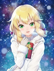 1girl blonde_hair blush box breath christmas coat gift gift_box gloves green_eyes highres idolmaster idolmaster_cinderella_girls looking_at_viewer novady open_mouth sakurai_momoka smile snowing solo sparkle upper_body white_coat