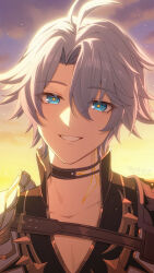 1boy antenna_hair blue_eyes commentary_request gold_tattoo gradient_sky highres honkai:_star_rail honkai_(series) looking_at_viewer male_focus neck_tattoo phainon_(honkai:_star_rail) short_hair sky smile so_zei_tama_tama solo tattoo upper_body white_hair