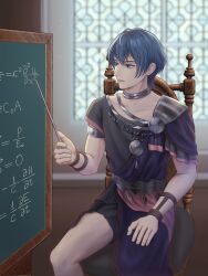 1boy black_robe black_shorts blue_eyes blue_hair byleth_(fire_emblem) byleth_(male)_(fire_emblem) chalkboard choker collar collarbone commentary_request dancer_(fire_emblem:_three_houses) feet_out_of_frame fire_emblem fire_emblem:_three_houses frills hair_behind_ear hair_between_eyes hand_on_own_thigh highres holding holding_pointer indoors male_focus metal_collar mixed-language_commentary nintendo on_chair parted_lips pointer robe short_sleeves shorts sitting smile solo window wrainbow13