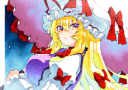 1girl blonde_hair blue_background bow breasts dress from_side hair_between_eyes hair_bow hat hat_ribbon highres holding holding_umbrella large_breasts long_hair long_sleeves looking_at_viewer mob_cap pink_umbrella purple_eyes purple_tabard red_bow red_ribbon ribbon rinka_(qqqrinkappp) solo tabard touhou traditional_media umbrella upper_body very_long_hair white_dress white_hat yakumo_yukari