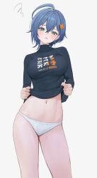 10_plus 1girl absurdres belle_(zenless_zone_zero) black_shirt blue_hair blush breasts closed_mouth clothes_lift contrapposto cowboy_shot green_eyes hair_ornament highres letter_hair_ornament looking_at_viewer medium_breasts navel no_pants panties shirt shirt_lift short_hair simple_background solo squiggle stomach underwear white_background white_panties zenless_zone_zero