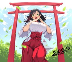 1girl 2025 amagami-san_chi_no_enmusubi amagami_yae artist_name black_hair blue_sky breasts commentary cowboy_shot falling_leaves green_eyes hakama hakama_skirt japanese_clothes jk_arts kosode large_breasts leaf long_hair looking_at_viewer miko open_mouth own_hands_together red_hakama signature skirt sky smile solo steepled_fingers teeth torii twitter_username upper_teeth_only watermark