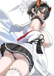 1girl absurdres ass asymmetrical_horns black_skirt blue_archive breasts commentary_request demon_girl demon_horns detached_sleeves hakama hakama_short_skirt hakama_skirt highres horns ito_(ito577) japanese_clothes kimono large_breasts looking_at_viewer niya_(blue_archive) short_hair sideboob simple_background skirt smile solo thick_thighs thighs uneven_horns white_background white_kimono white_sleeves wide_sleeves