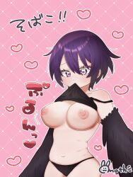 1girl absurdres bare_shoulders belly black_feathers black_panties black_tank_top black_wings breasts commentary_request feathers hair_between_eyes harpy highres kaikoba_mothra large_breasts lifting_own_clothes midriff monster_girl mouth_hold navel nipples original panties pink_background plump purple_eyes purple_hair short_hair solo tank_top translation_request underwear winged_arms wings