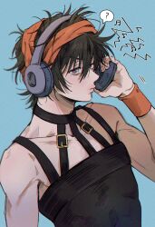 1boy ? alrlmigi bare_shoulders black_hair black_tank_top blue_background closed_mouth collarbone commentary_request hair_between_eyes hairband hand_on_headphones headphones highres holding holding_headphones jojo_no_kimyou_na_bouken korean_commentary looking_at_viewer male_focus messy_hair musical_note narancia_ghirga orange_hairband purple_eyes short_hair solo spoken_question_mark tank_top upper_body vento_aureo wristband