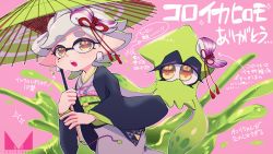+_+ 1girl artist_logo brown_eyes chichi_band commentary_request dual_persona earrings food food_on_head gradient_hair green_hair grey_hair grey_kimono hair_ornament haori holding holding_umbrella inkling inkling_(swim_form) japanese_clothes jewelry kimono logo long_sleeves looking_at_viewer marie_(kimono)_(splatoon) marie_(splatoon) mole mole_under_eye multicolored_hair nintendo obi object_on_head oil-paper_umbrella open_mouth paint_splatter pink_background pointy_ears sash short_hair splatoon_(series) splatoon_2 squid sushi tentacle_hair translation_request umbrella wide_sleeves