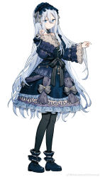 1girl absurdres black_bow black_pantyhose black_sash blue_eyes bow chinese_commentary commentary_request dress frilled_dress frilled_footwear frilled_hairband frilled_sleeves frills full_body gothic_lolita grey_bow grey_dress grey_hair hair_between_eyes hairband highres lolita_fashion long_hair long_sidelocks looking_at_viewer migolu minasoko_ni_kage_wo_sagashite_(project_sekai) official_alternate_costume pantyhose project_sekai sash sidelocks simple_background smile solo standing very_long_hair watermark weibo_watermark white_background wide_sleeves yoisaki_kanade