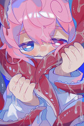 1boy absurdres blue_background blue_eyes blush blush_stickers bright_pupils hair_between_eyes heterochromia highres holding_tentacle hood hoodie long_sleeves looking_at_viewer male_focus original pink_hair raito-kun_(uenomigi) red_eyes short_hair simple_background slime_(substance) slimy solo tentacles trap uenomigi white_hoodie white_pupils