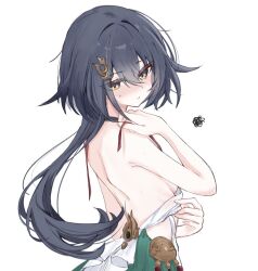 1girl ame_amean back backless_dress backless_outfit black_hair blush breasts commentary_request dress from_side hair_ornament honkai:_star_rail honkai_(series) long_hair sideboob simple_background small_breasts solo upper_body white_background white_dress yellow_eyes yunli_(honkai:_star_rail)