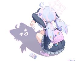 &gt;_&lt; 1girl absurdres ahoge arms_up blue_archive blue_hair cat_shadow_puppet_(meme) coat commentary crossed_arms duffel_coat exusiai_dust grey_skirt hair_ornament halo highres long_hair meme middle_w multicolored_hair pink_hair pink_socks pleated_skirt reisa_(blue_archive) revision school_uniform skirt socks solo squatting star_(symbol) star_hair_ornament twintails two-tone_hair w