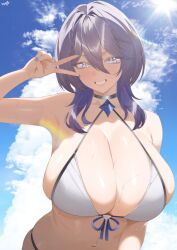 1girl absurdres bikini black_choker blue_eyes blush breasts chinese_commentary choker cleavage commentary_request day front-tie_bikini_top front-tie_top grin hair_between_eyes hand_up highres huge_breasts kurozawa_yui limnos medium_hair navel outdoors purple_hair skindentation smile solo sunlight swimsuit tt013_(thirteennn013) upper_body v virtual_youtuber wet white_bikini