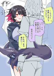 1boy 1girl 3others black_hair blush breasts commentary_request crowded ellen_joe fins fish_tail hetero medium_breasts multicolored_hair multiple_others nodachi_(nodati51) pink_hair red_eyes shark_girl shark_tail skirt tail tail_wrap translation_request two-tone_hair wise_(zenless_zone_zero) zenless_zone_zero