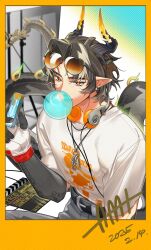 1boy a_mi_de_yesheng_dongwuyuan absurdres arknights black_hair black_tail blowing_bubbles border chewing_gum chinese_commentary chongyue_(all-round_actor)_(arknights) chongyue_(arknights) clapperboard clothes_writing colored_extremities commentary_request dated earrings eyewear_on_head fingerless_gloves gloves grey_hair hair_intakes headphones headphones_around_neck highres holding horns jewelry looking_at_viewer male_focus multicolored_hair official_alternate_costume orange_eyes pendant pointy_ears shirt short_hair short_sleeves sitting solo streaked_hair t-shirt tail white_gloves white_shirt yellow_border