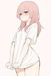 1girl absurdres black_eyes blush commentary cowboy_shot frown hair_between_eyes highres inui_sajuna long_hair looking_at_viewer no_pants pink_hair shirt shirt_tug short_sleeves simple_background solo sono_bisque_doll_wa_koi_wo_suru the_cold white_background white_shirt