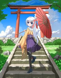 1girl black_pantyhose black_shoes blue_eyes blue_sky blush bow chinese_commentary closed_mouth cloud collar commentary_request dappled_sunlight day frilled_collar frills from_behind fuchuangzi_summerwind full_body hair_bow hair_ribbon high-waist_skirt highres holding holding_umbrella japanese_clothes kimono long_hair long_sleeves looking_at_viewer looking_back oil-paper_umbrella outdoors pantyhose pixel_art pleated_skirt purple_skirt red_bow red_ribbon ribbon scenery senren_banka shoes side_ponytail signature skirt sky smile solo stairs standing standing_on_one_leg sunlight tomotake_yoshino torii umbrella very_long_hair white_hair wide_sleeves yellow_kimono