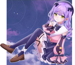 1girl black_bow black_bowtie black_hat black_thighhighs blush bow bowtie brown_shoes closed_mouth earrings full_body hair_bow hanase hat highres jewelry long_sleeves looking_at_viewer outline purple_hair shinomiya_runa shinomiya_runa_(2nd_costume) shoes solo thighhighs virtual_youtuber vspo! white_outline yellow_eyes